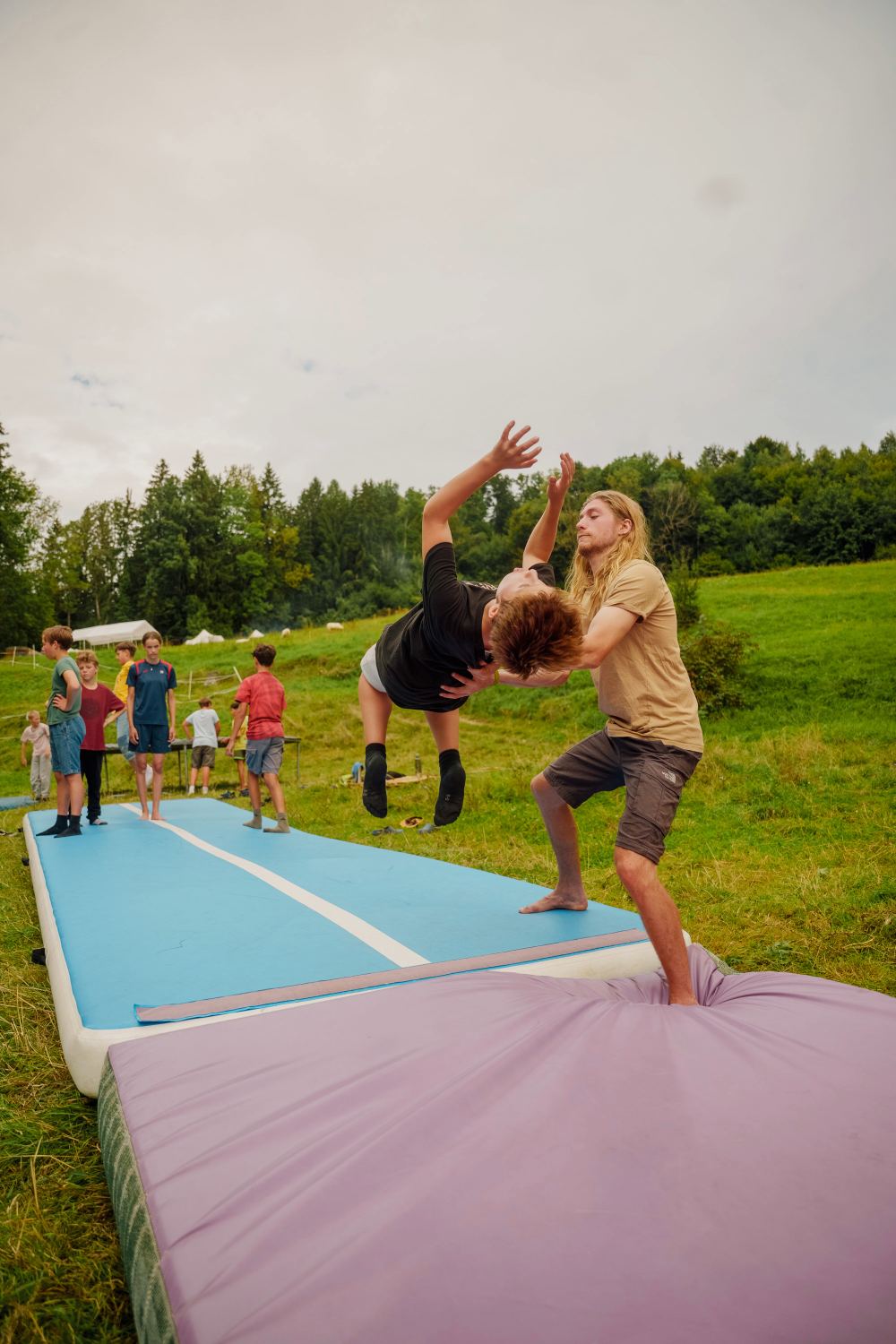 Zusammen Parkour und Saltos lernen
