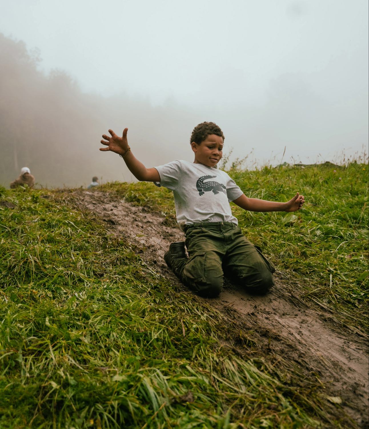 Durch den Matsch rutschen