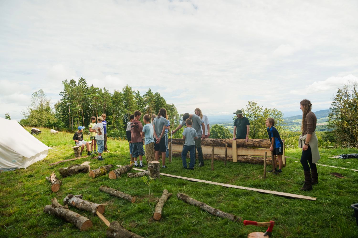 Camp errichten mit Blick auf den Bodensee und die Alpen